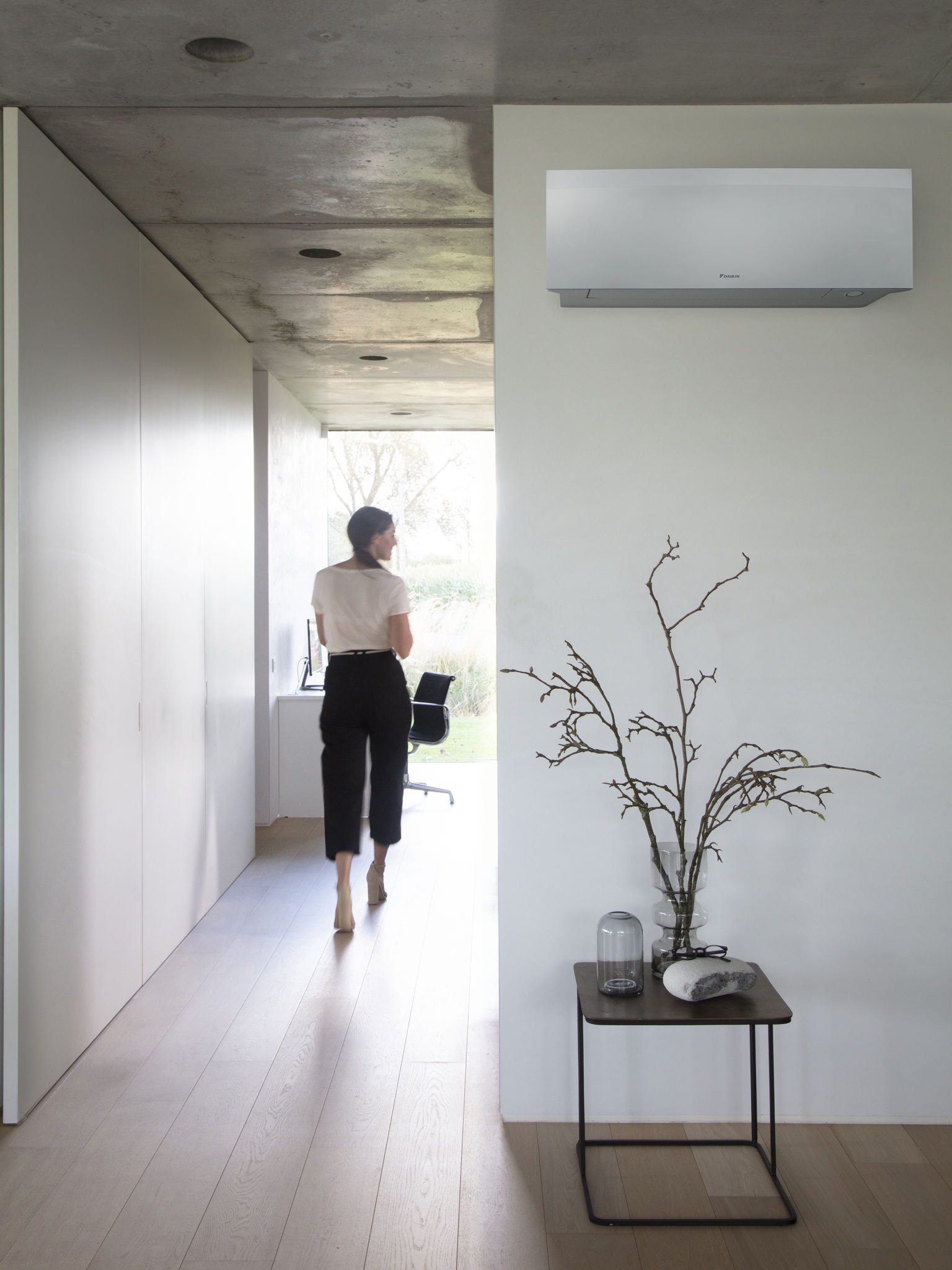 Stylowe wnętrze z naścienną jednostką klimatyzacyjną.